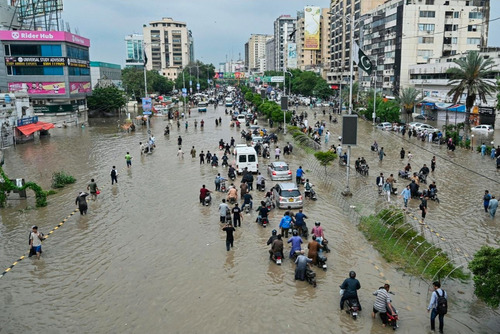 Пакистанд хүчтэй аадар борооны улмаас үер бууж, 17 хүн амиа алджээ